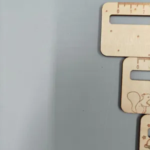 Righe di legno cancelleria per studenti design minimalista traforato vista di dettaglio