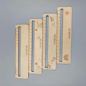 Set di righelli in legno cavo con motivi incisi al laser e scala da 15 cm per studenti.