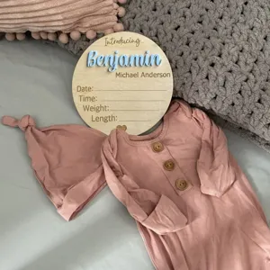 Conjunto de ropa para recién nacido con placa de madera personalizada para hitos de nacimiento foto.