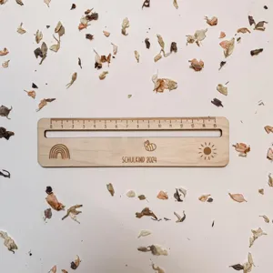 Dettaglio righello in legno 15cm, cancelleria creativa con incisione scolastica e motivi naturali.