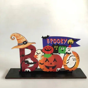Dettaglio decorazione da tavola di Halloween in legno BOO con zucca e fantasma carino.