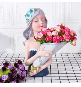 Exquis vase buste de fille en résine avec des bouquets de roses artificielles déco.