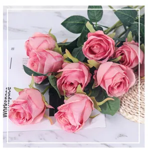 Détail de fleurs de roses artificielles, bouquet en soie rose pour déco maison et photo de mariage.