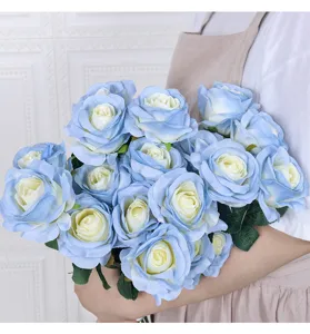 Detailweergave van kunstmatige blauw-witte rozenboeket, ideaal voor decoratie en fotorekwisieten.
