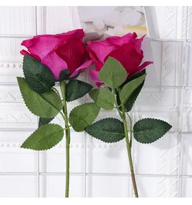 Nahaufnahme künstlicher Rosenstiele mit leuchtend rosa Blüten und realistischen Blättern.