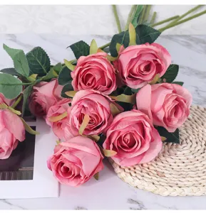 Détail de bouquet de roses artificielles rose, fleur en soie réaliste pour déco maison et mariage.