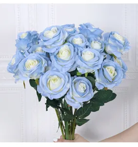 Kunstmatig blauw-wit rozenboeket, realistische zijden bloemen voor bruiloft decoratie.
