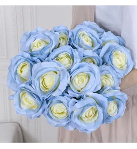 Gedetailleerd uitzicht op kunstmatige blauwe rozenbos, romantische bloemendecor voor huwelijk.
