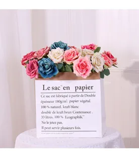 Künstliche Seidenrosen Blumenarrangement in Dekopapiertüte für Heimhochzeit Dekoration.