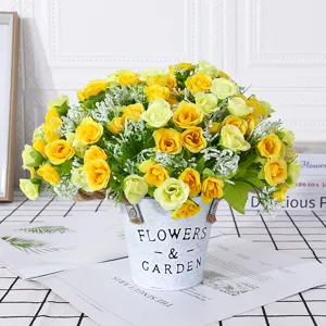 Joli bouquet de petites roses artificielles dans un pot en métal fleur décorative