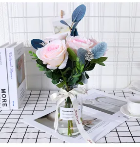 Künstliche Rosen Blumenstrauß Seidenrosen in Glasvase für Zuhause Hochzeit Raumdeko