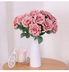 Detailansicht künstlicher Rosenstrauß, vintage rosa Seidenblumen in weißer Keramikvase für Deko.