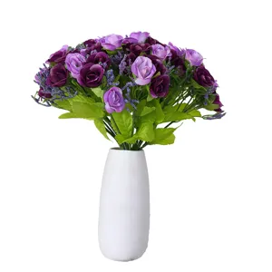 Bouquet de roses artificielles avec vase blanc pour décoration intérieure et fête.