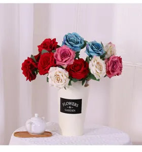 Detailansicht des bunten künstlichen Rosenblumenstraußes in einer dekorativen weißen Vase.