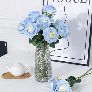 Kunstmatige blauwe rozen boeket in heldere glazen vaas huisdecoratie bruiloft feest rekwisieten