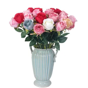 Bouquet de fleurs de roses artificielles avec vase en céramique pour déco mariage.