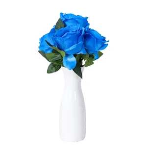 Künstlicher blauer Rosen Blumenstrauß mit weißer Keramikvase für Heimhochzeitsdekoration Tisch.