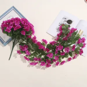Vue détaillée de la vigne de fleurs suspendues violettes artificielles, parfaite pour le mur.