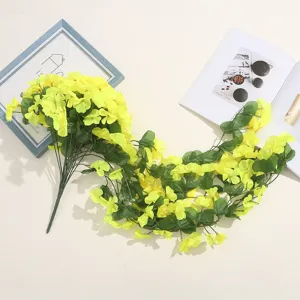 Guirlande de fleurs artificielles jaunes détail décoration de plantes murales