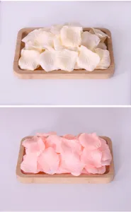 Nahaufnahme von künstlichen Rosenblättern auf Holztabletts für Hochzeits- und Raumdeko.