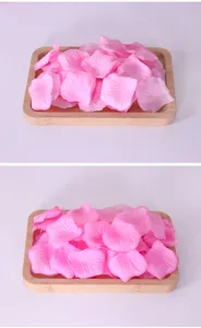 Nahaufnahme Detailansicht von rosa künstlichen Rosenblüten auf einem Holztablett.