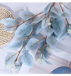 Fausse branche d'eucalyptus artificielle avec baies, plante verte pour la maison et le mariage.