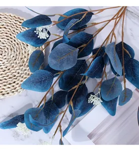 Vue rapprochée détaillée de feuilles d'eucalyptus bleues artificielles avec baies.