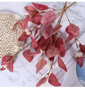 Branche de feuilles d'eucalyptus artificielles avec petites baies blanches déco.