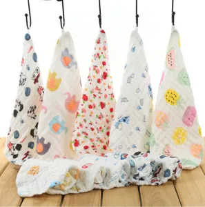 Serviettes de toilette pour bébé en coton doux avec motifs de dessins animés mignons.