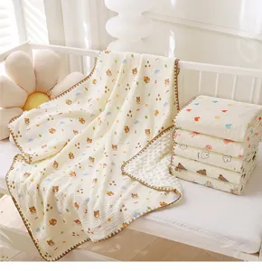 Vue détaillée de la couverture bébé minky à pois avec face en gaze douce et dos douillet.