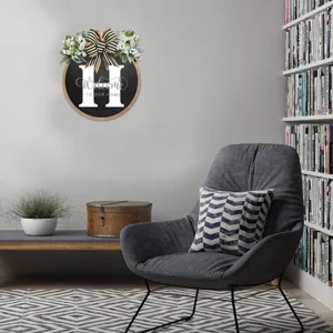 Targa per porta di benvenuto rotonda in legno con lettera H ghirlanda floreale e fiocco.