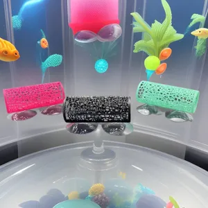 Vista detallada juguete túnel acuario, diseño cilindro de malla con ventosas para pecera.