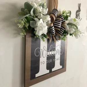 Dettaglio della targa per porta in legno, decorazione rustica di benvenuto con lettera H, fiori.