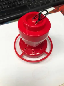 Tragbarer roter Kunststoff-Vogel Futterautomat für den Garten mit schwarzem Haken.
