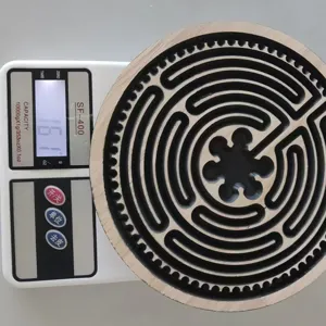 Holz Meditations-Fingarlabyrinth Detailansicht, rundes geschnitztes Holzpuzzle für Fokus.