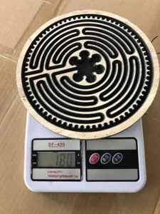 Nahaufnahme Detailansicht des hölzernen Meditations Finger Labyrinths auf der digitalen Waage.