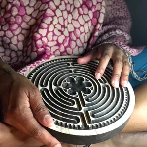 Detailaufnahme des Holz-Fingerlabyrinths, geschnitztes Meditationstool für Achtsamkeit.