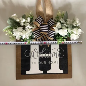 Targa da porta di benvenuto in legno rustico con lettera H e fiori fioriti per la casa