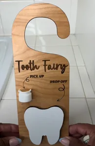 Suspension de porte fée des dents en bois avec poche et texte gravé pour cadeau d'enfant.