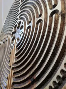 Nahaufnahme Detail des hölzernen Fingerlabyrinths Meditation, feine Holzschnitzerei.