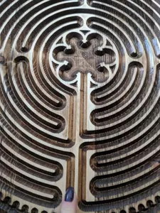 Holz Meditations-Fingerlabyrinth Detailaufnahme mit geschnitzten Wegen und Holzmaserung.
