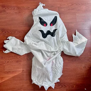 Vue détaillée de la décoration fantôme gonflable blanche effrayante pour fête d'Halloween.