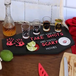 Halloween horror shotglas dienblad set, griezelige feestdecoratie met houten plank en bekers.