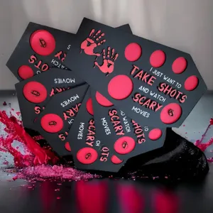 Halloween houten shotglas dienblad set met horrorfilm tekst en rood handafdruk.