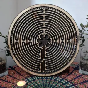 Hölzernes Meditations-Fingerlabyrinth-Werkzeug, runder geschnitzter Achtsamkeits-Fokusdekor.