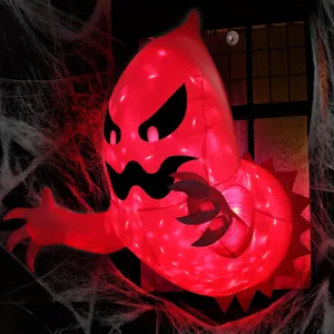 Vue détaillée de fantôme gonflable lumineux d'Halloween avec effet rouge effrayant.