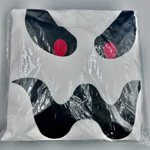 Vue détaillée de la décoration de fantôme gonflable d'Halloween, emballée en sachet.