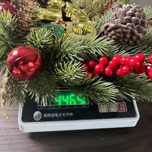 Künstlicher Weihnachtskranz mit Zapfen und roten Beeren Türdekoration Detail.
