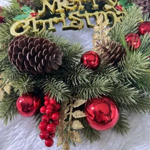 Künstlicher Weihnachtskranz mit Zapfen roten Beeren und goldenen Blättern für die Türdeko