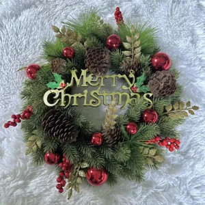 Künstlicher Weihnachts Kranz Detailansicht mit Tannenzapfen, roten Beeren und goldenen Blättern.